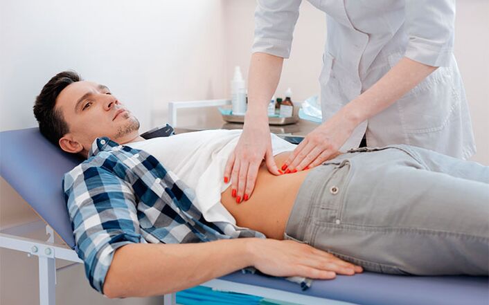 Il paziente durante l'esame da parte del medico
