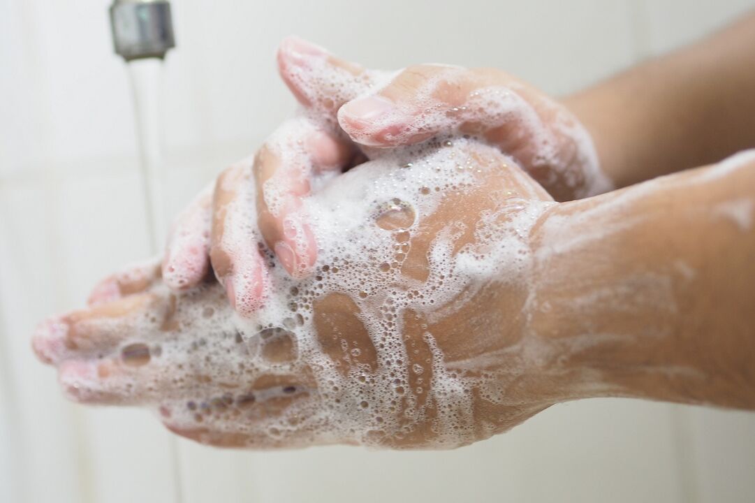 Lavarsi le mani con sapone per prevenire infezioni parassitarie