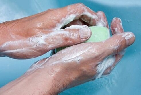 Lavarsi le mani per prevenire l'infezione da parassiti