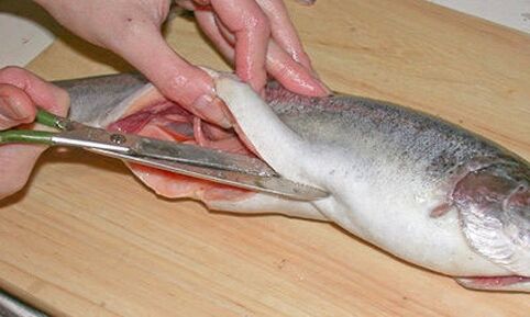 Tagliare con attenzione il pesce su un tagliere personale protegge dalle infezioni parassitarie