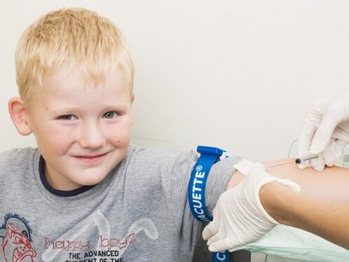 Un bambino dona il sangue per l'analisi se si sospetta che sia infetto da parassiti.